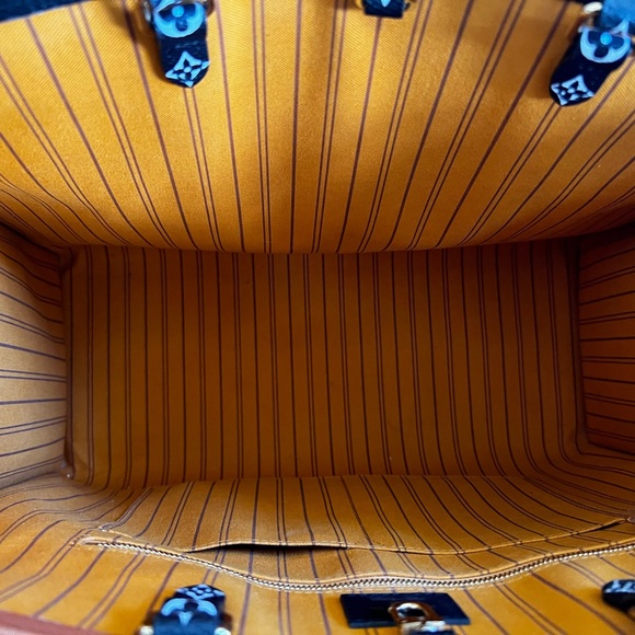 💯 Authentic OnTheGo GM Louis Vuitton Limited Edition bag. - Picture 7 of 9